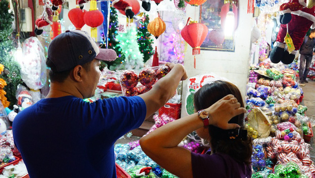 Chợ giáng sinh hạ nhiệt, đồng loạt xả hàng